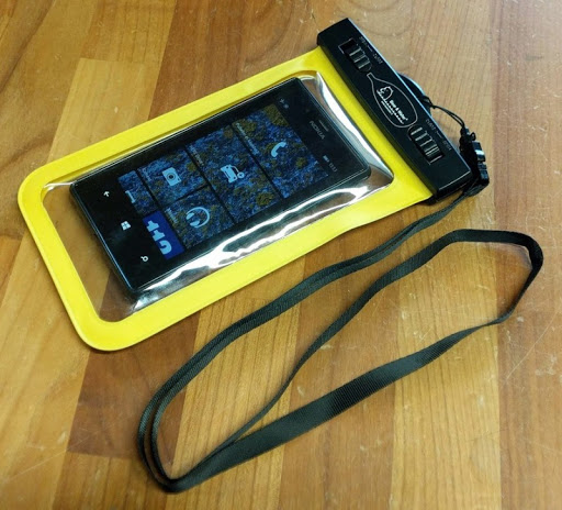 myynnissä halpa mutta toimiva iBags puhelinkotelo kännykälle ja älypuhelimelle suojaksi vesillä liikkuessa