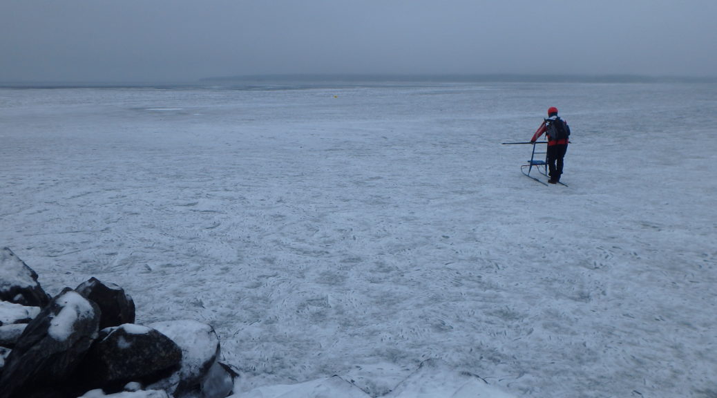 ratamestari lähtee tutkimaan vastamuodostunutta jääkantta Kaupinojalla Näsijärvellä