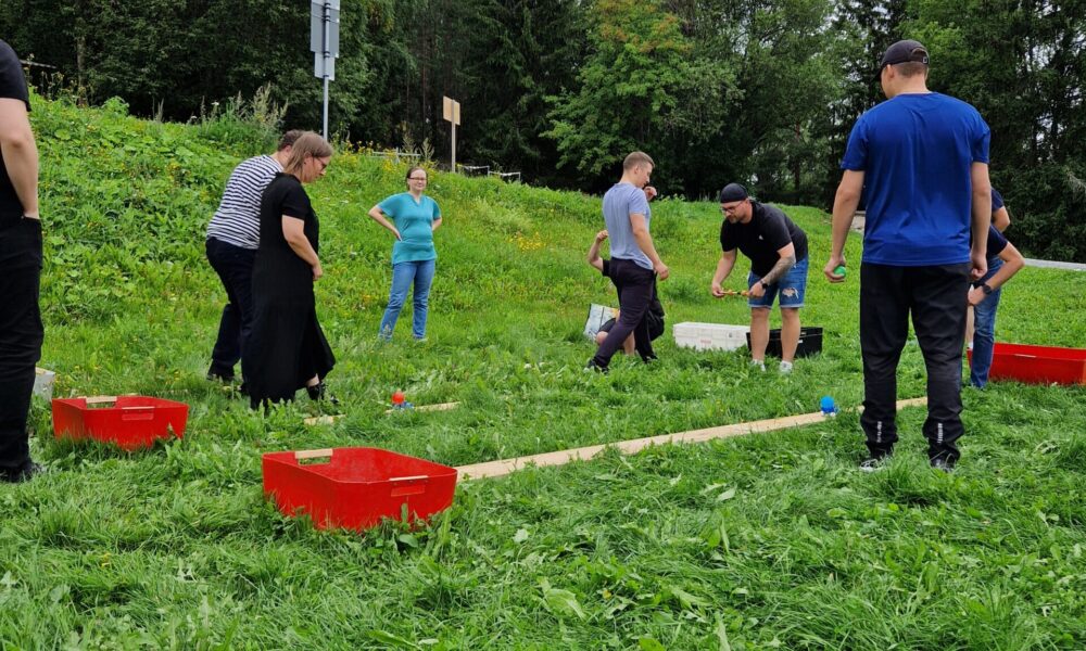 Hauskoja pelejä ja leikkejä Hitin kanssa