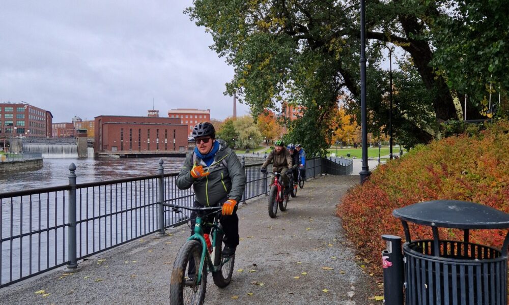Läskipyöräilyä kaupunkimaisemissa Tampereella