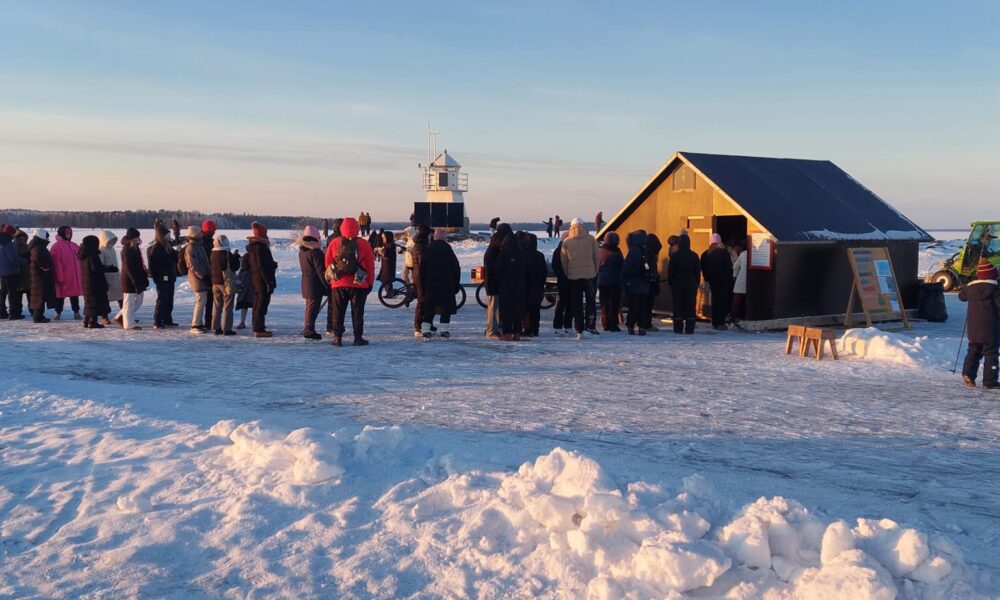 Ihmisiä jonottamassa Siiinkarin talvikahvioon hienona talvipäivänä
